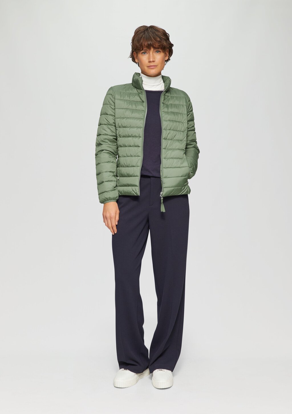 Leichte Jacke mit Steppung und Stehkragen