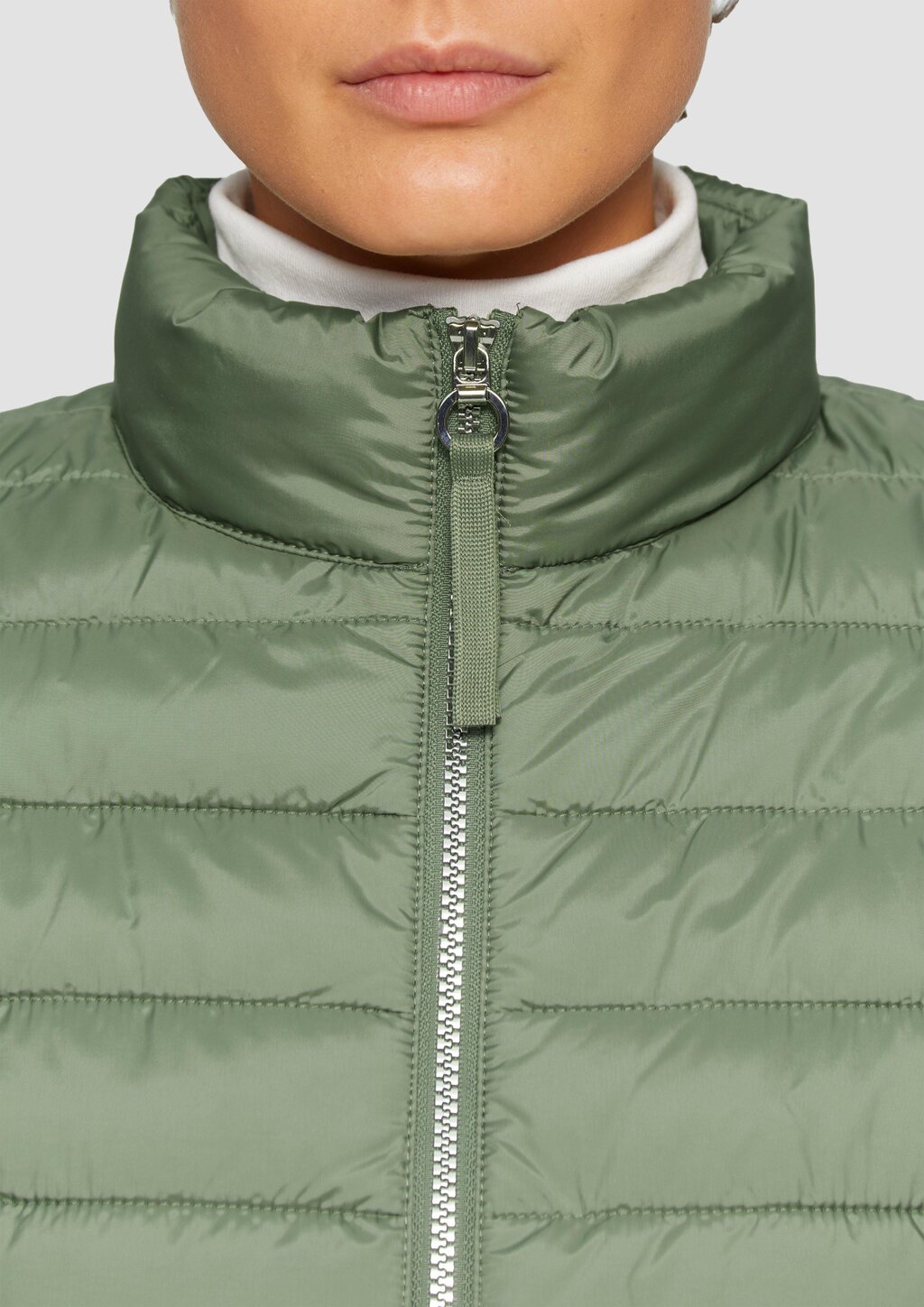 Leichte Jacke mit Steppung und Stehkragen