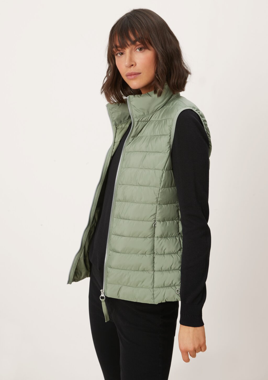 Leichte Weste mit Steppung und Stehkragen