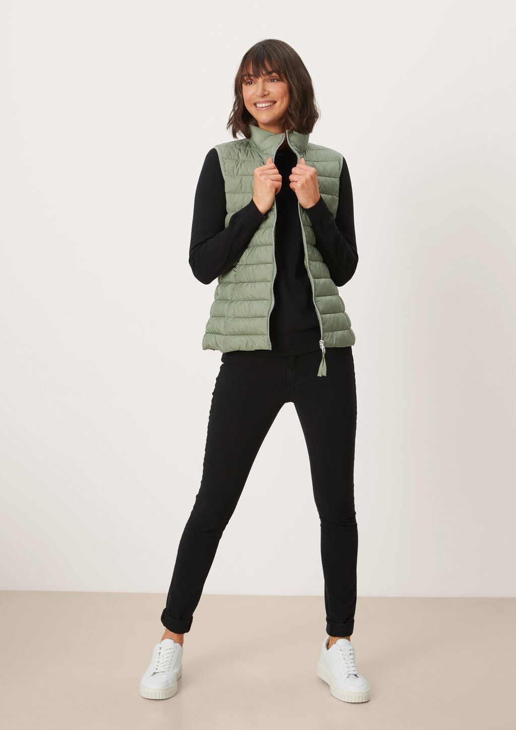 Leichte Weste mit Steppung und Stehkragen