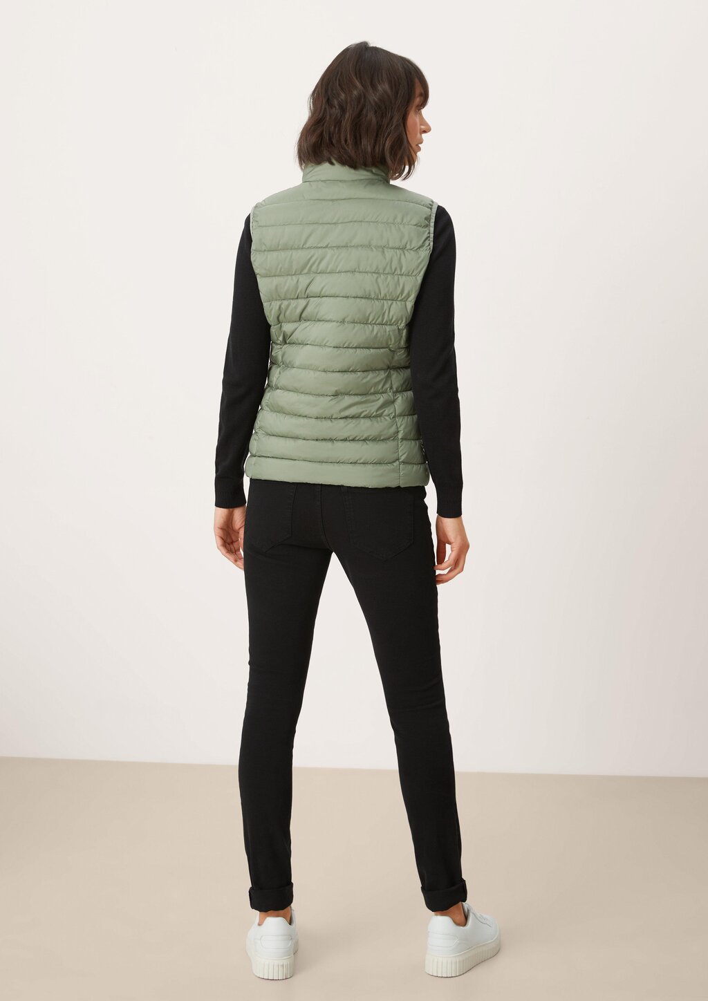 Leichte Weste mit Steppung und Stehkragen