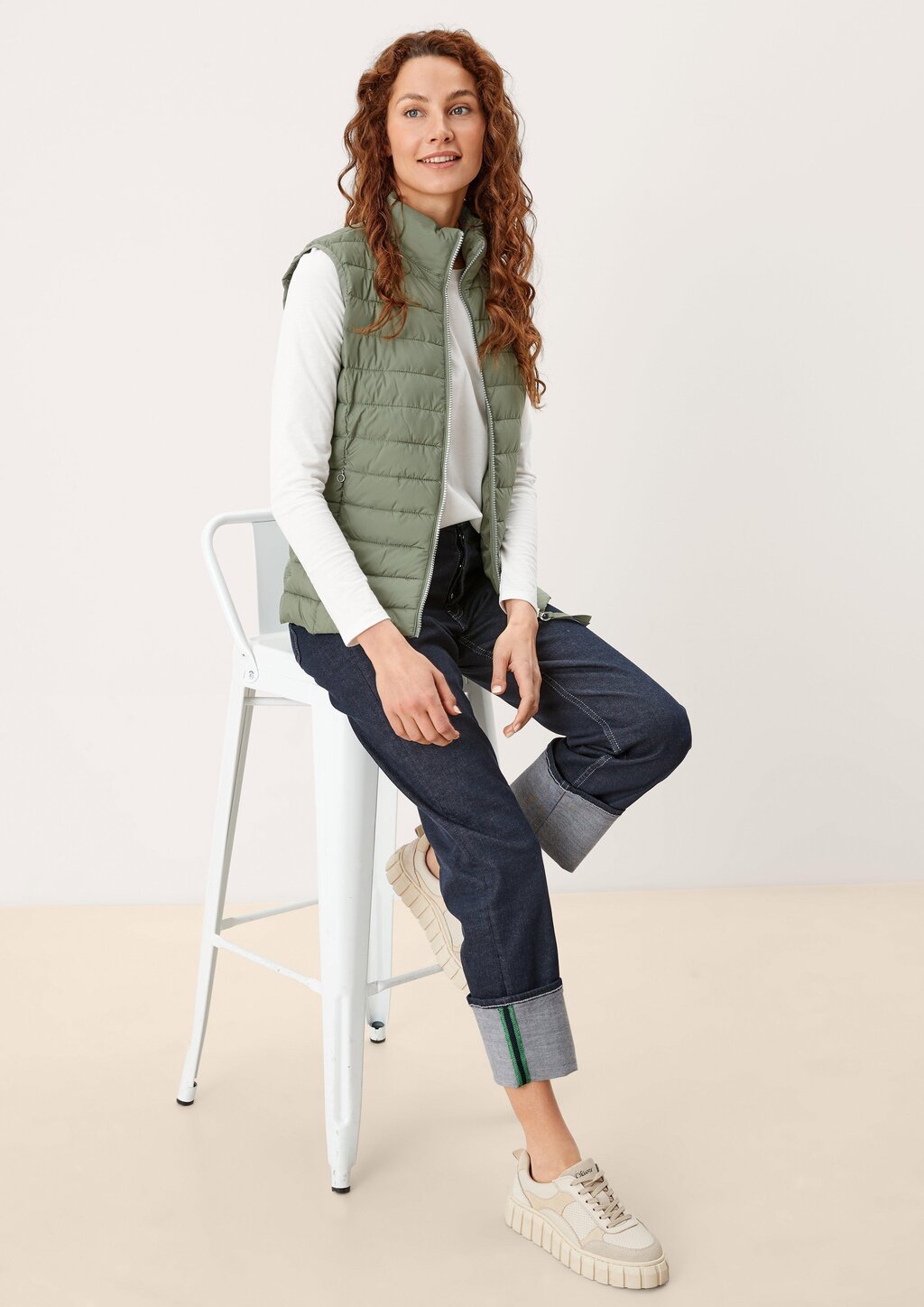 Leichte Weste mit Steppung und Stehkragen