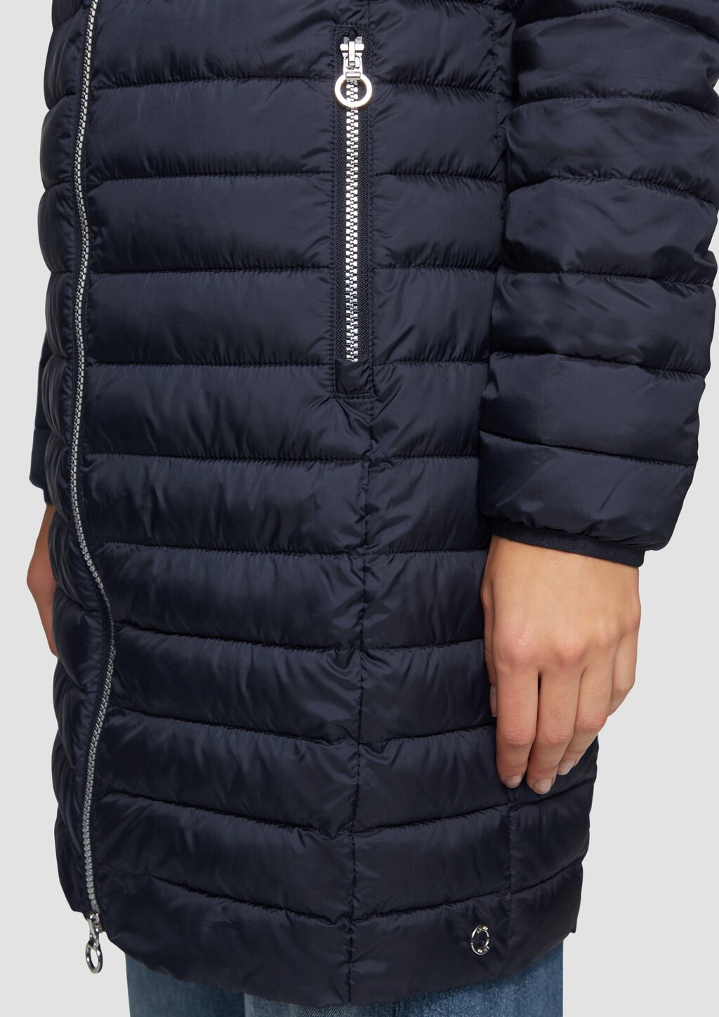 Lange Steppjacke mit abnehmbarer Kapuze