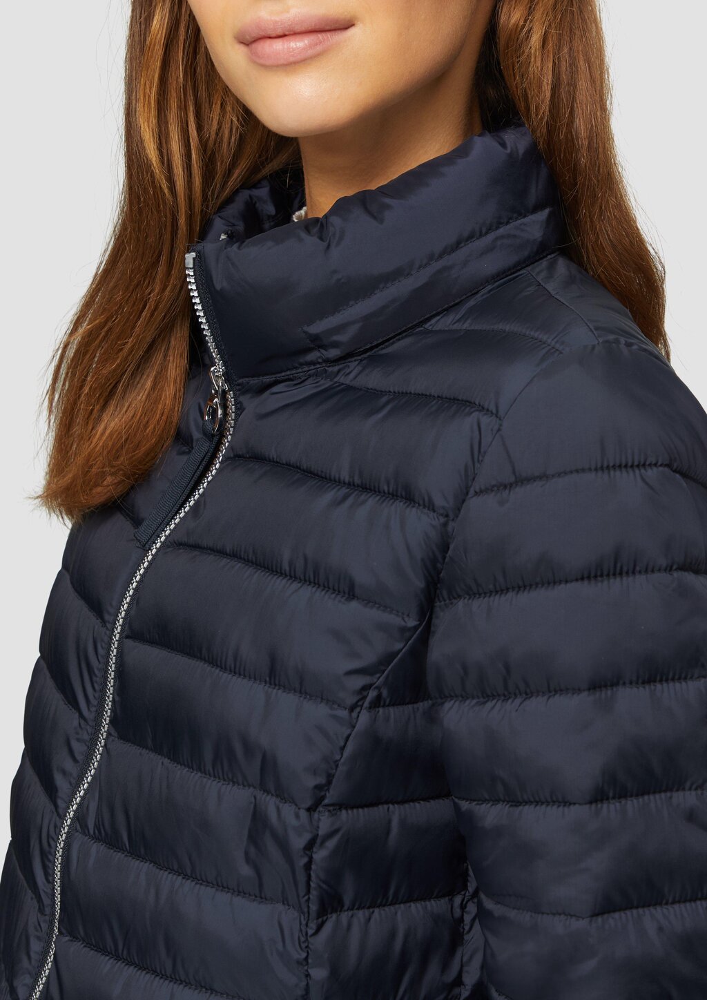 Lange Steppjacke mit abnehmbarer Kapuze