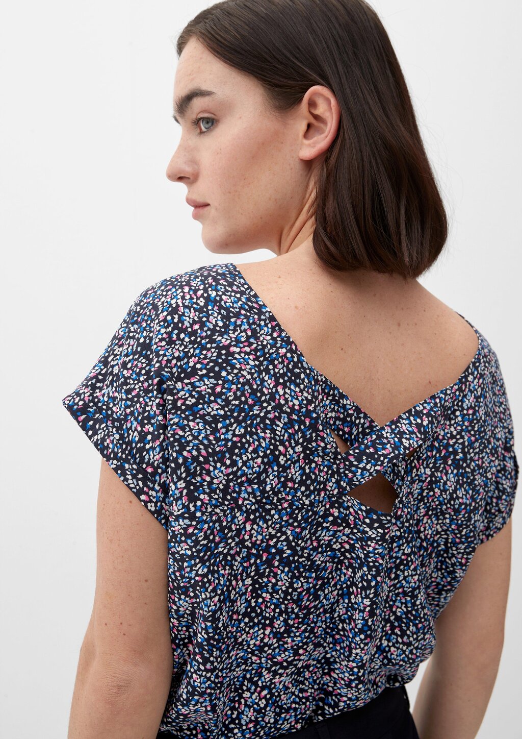 Viskosebluse mit Rückenausschnitt