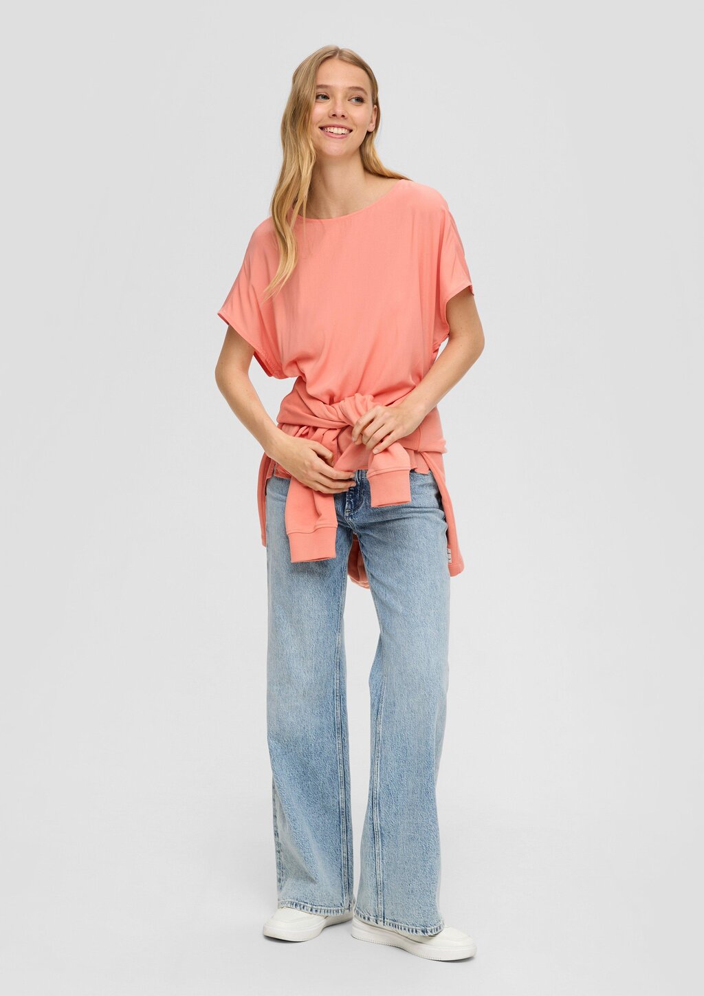 Oversized Viskose-Bluse mit verlängertem Rückenteil