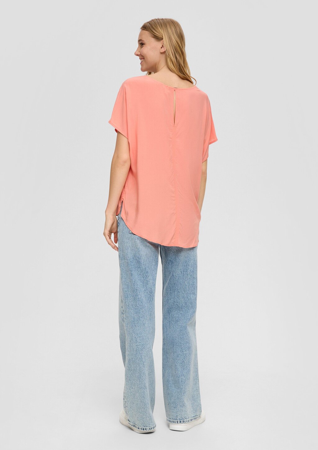 Oversized Viskose-Bluse mit verlängertem Rückenteil