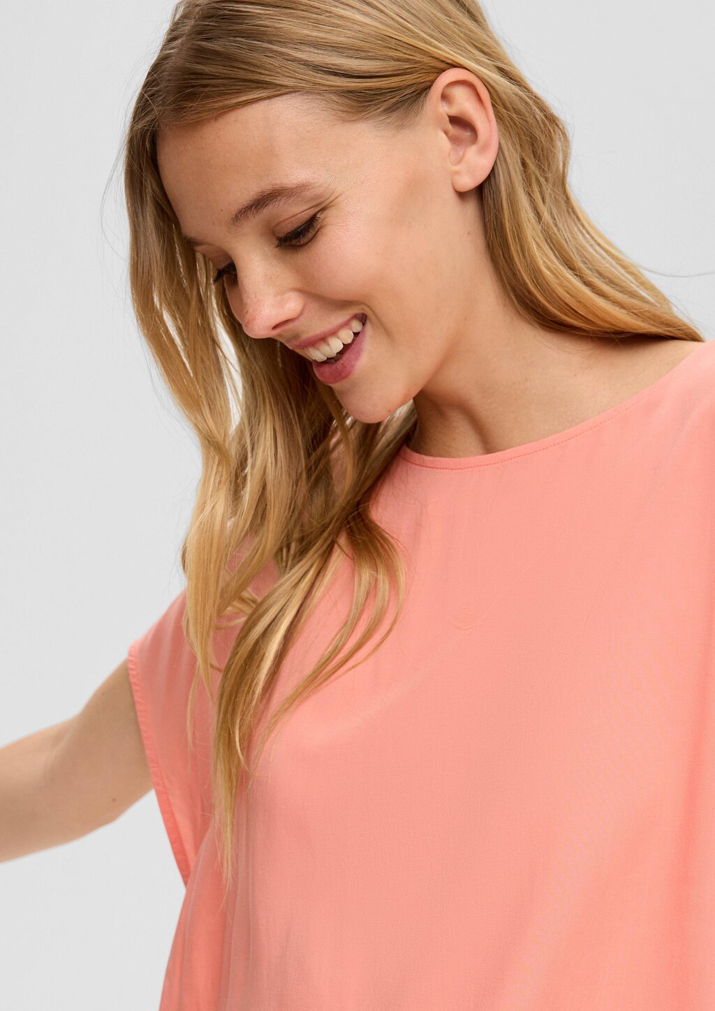 Oversized Viskose-Bluse mit verlängertem Rückenteil