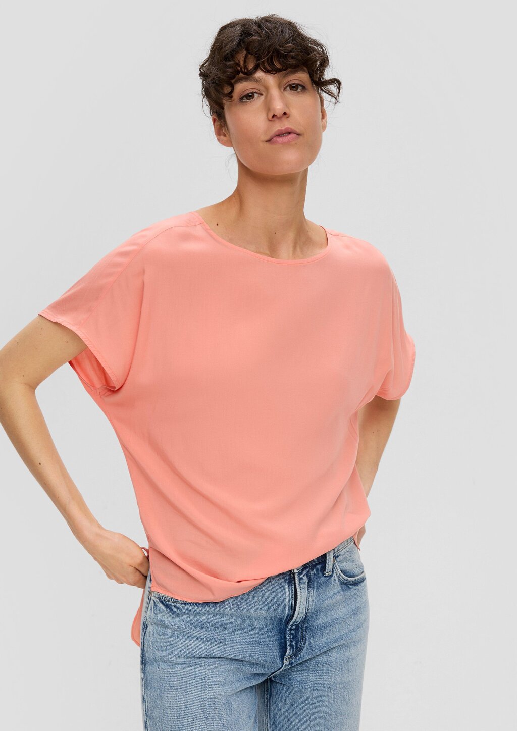 Oversized Viskose-Bluse mit verlängertem Rückenteil