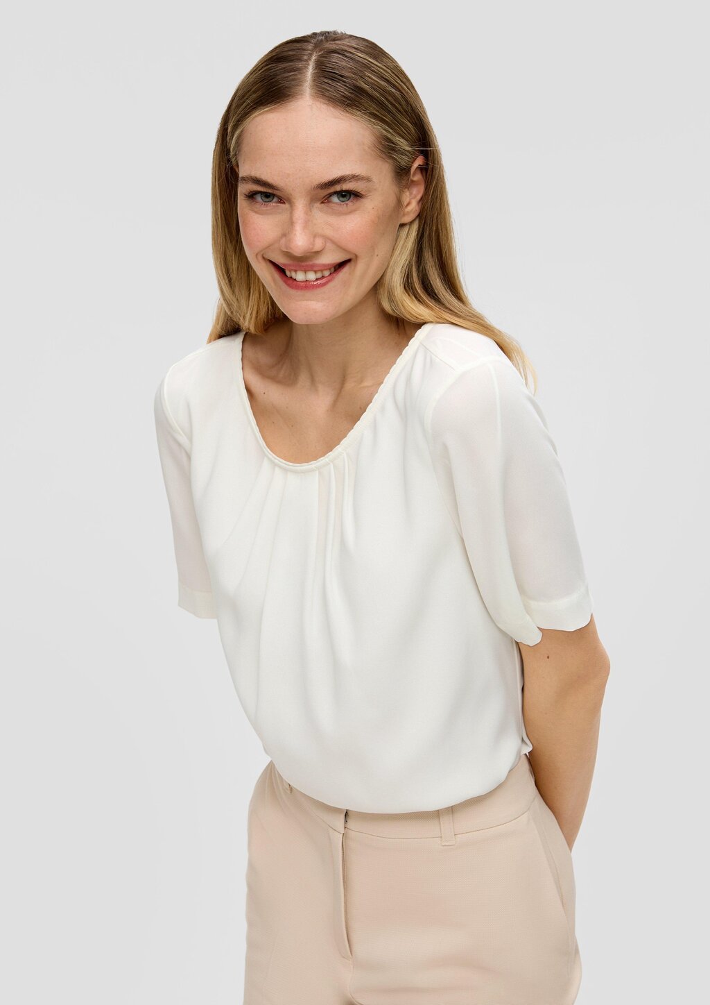 Kurzarmbluse mit Rundhalsausschnitt