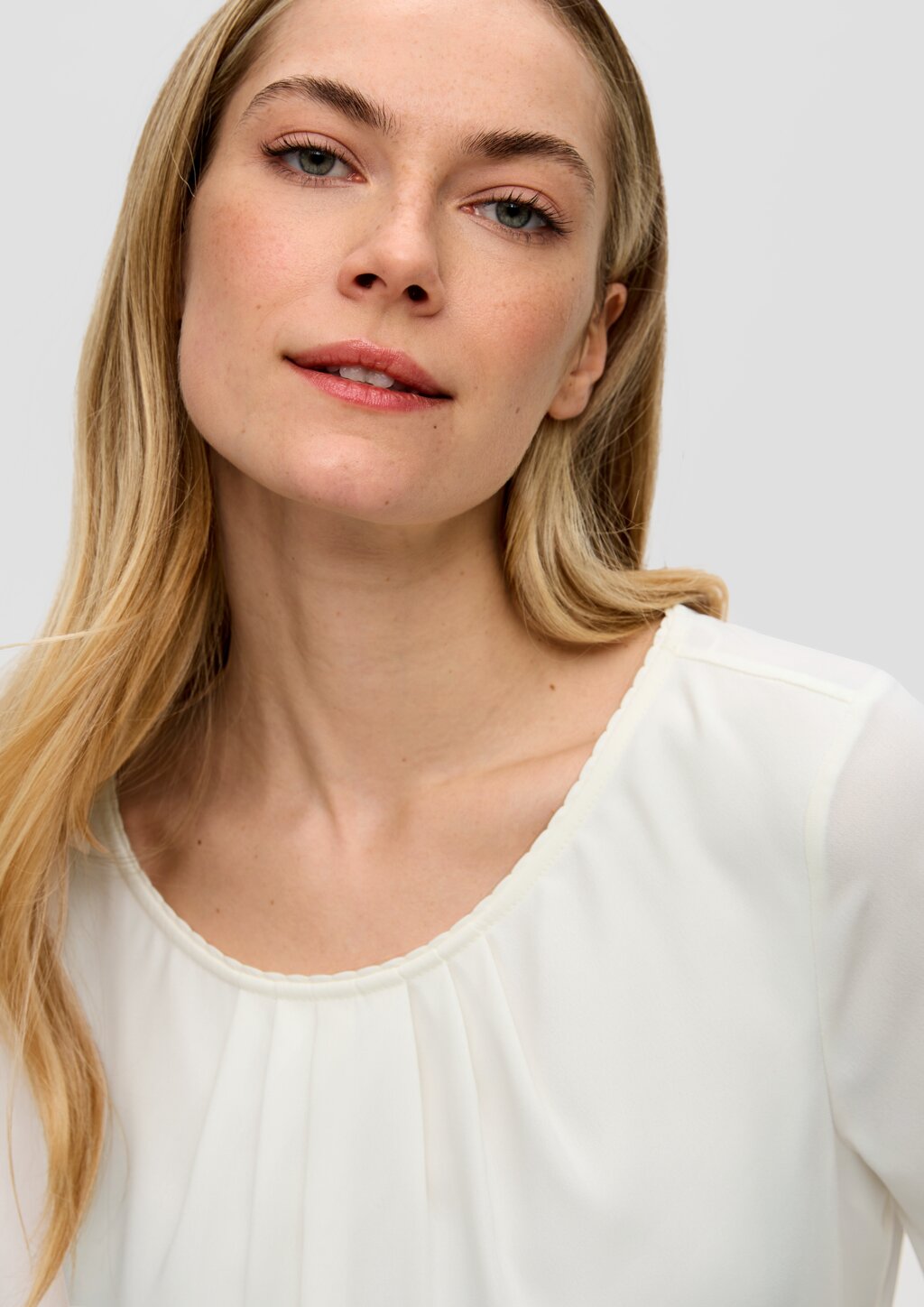 Kurzarmbluse mit Rundhalsausschnitt