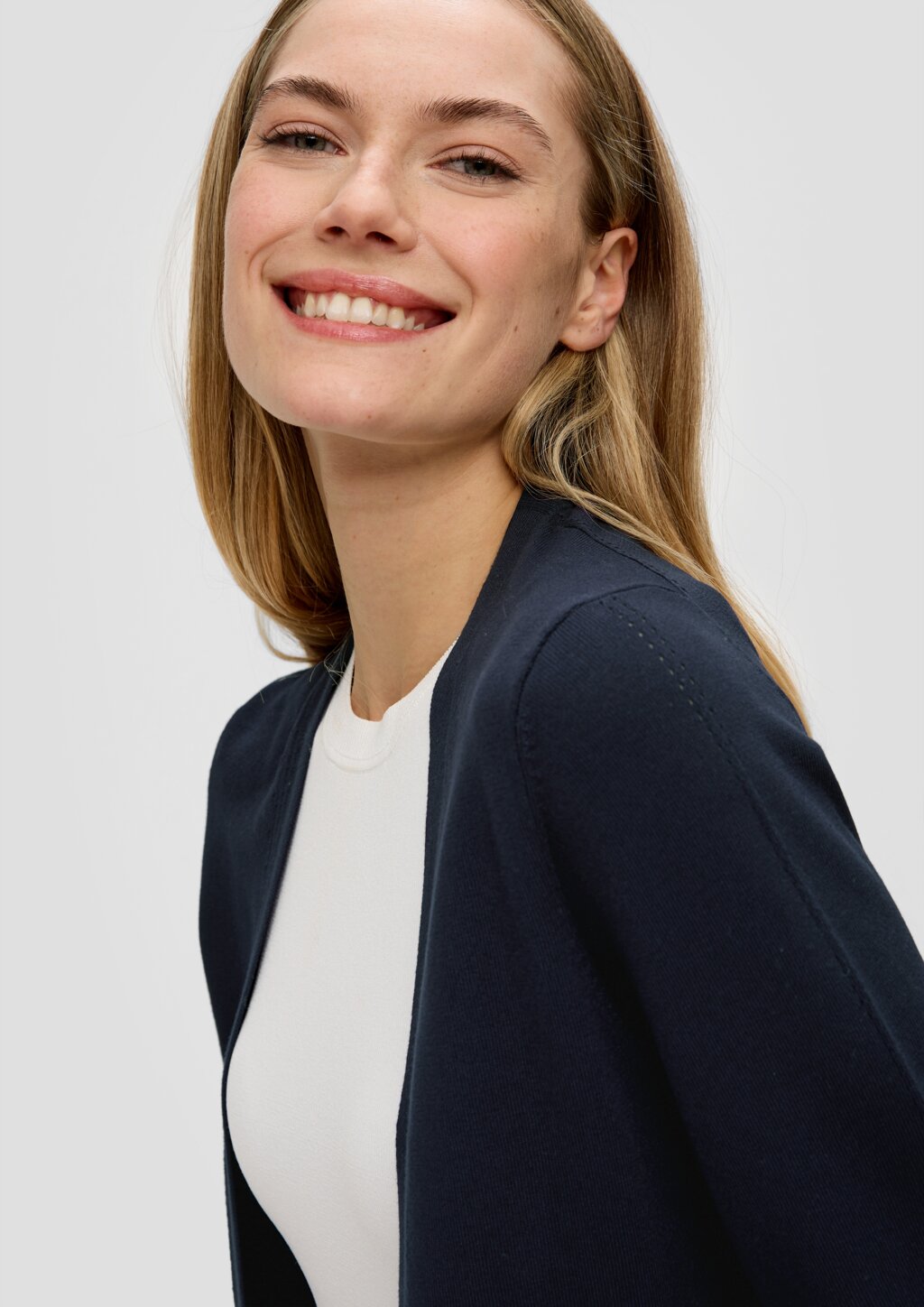 Kurze Strickjacke mit 3/4-Ärmel