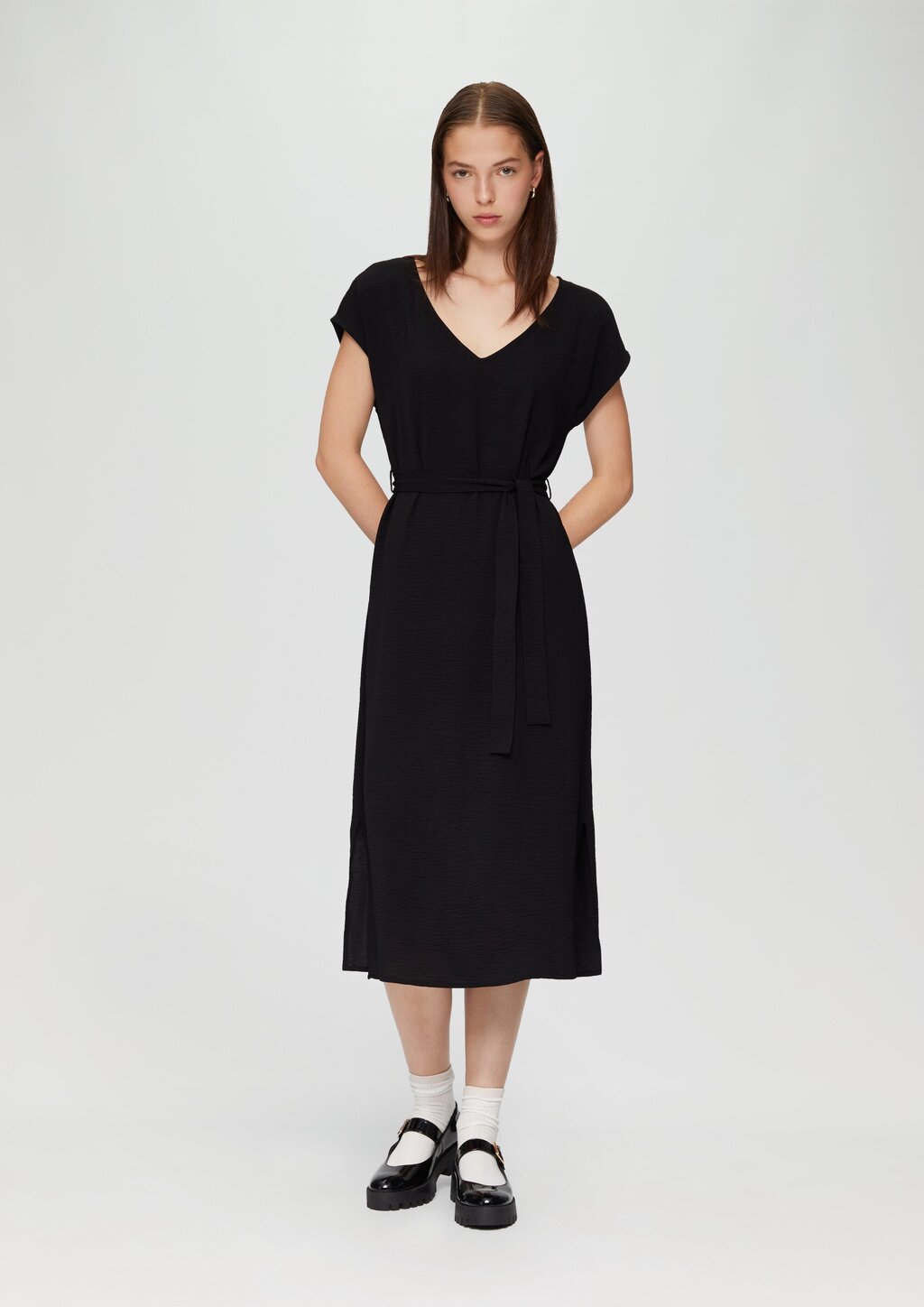 Midikleid mit V-Ausschnitt im Relaxed Fit