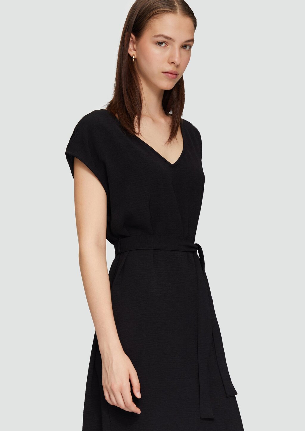 Midikleid mit V-Ausschnitt im Relaxed Fit