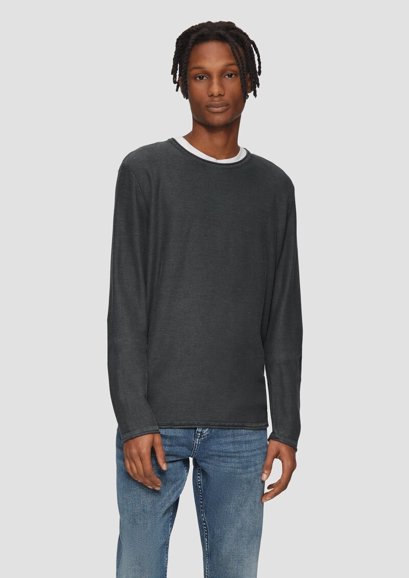 Gewaschener Strickpullover mit Rollsaum