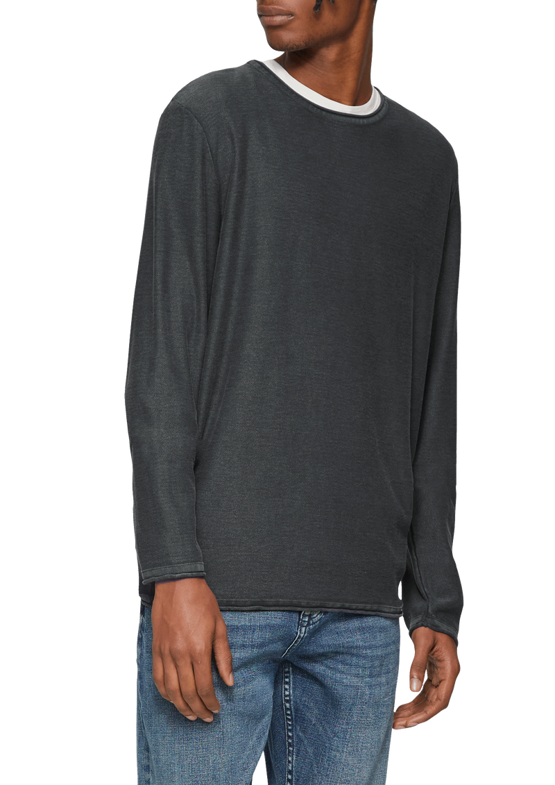 Gewaschener Strickpullover mit Rollsaum