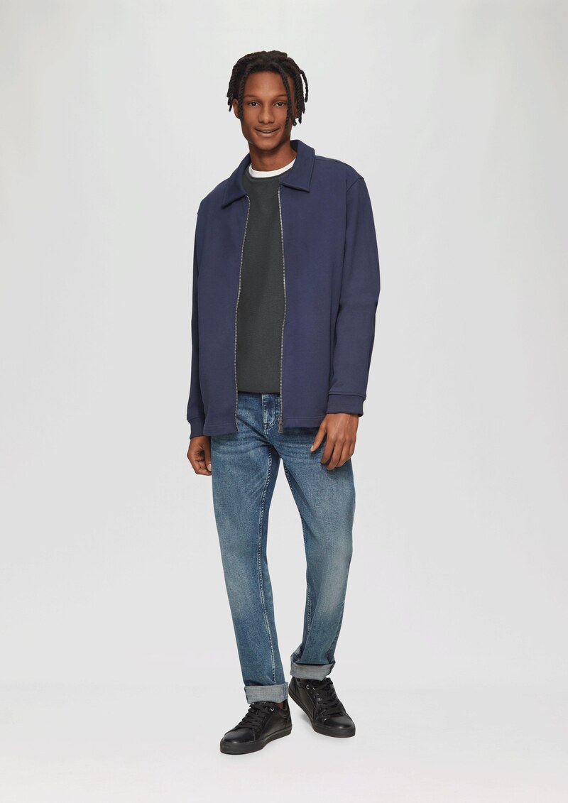 Gewaschener Strickpullover mit Rollsaum