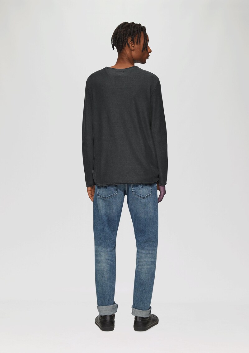 Gewaschener Strickpullover mit Rollsaum