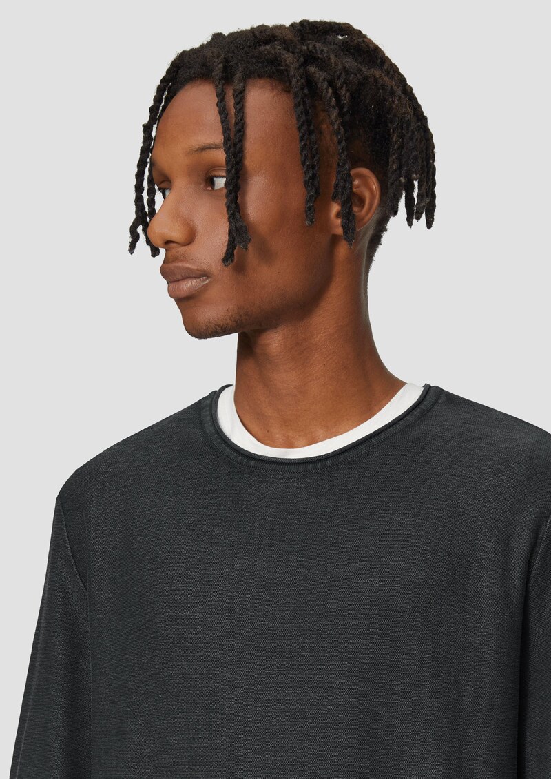 Gewaschener Strickpullover mit Rollsaum