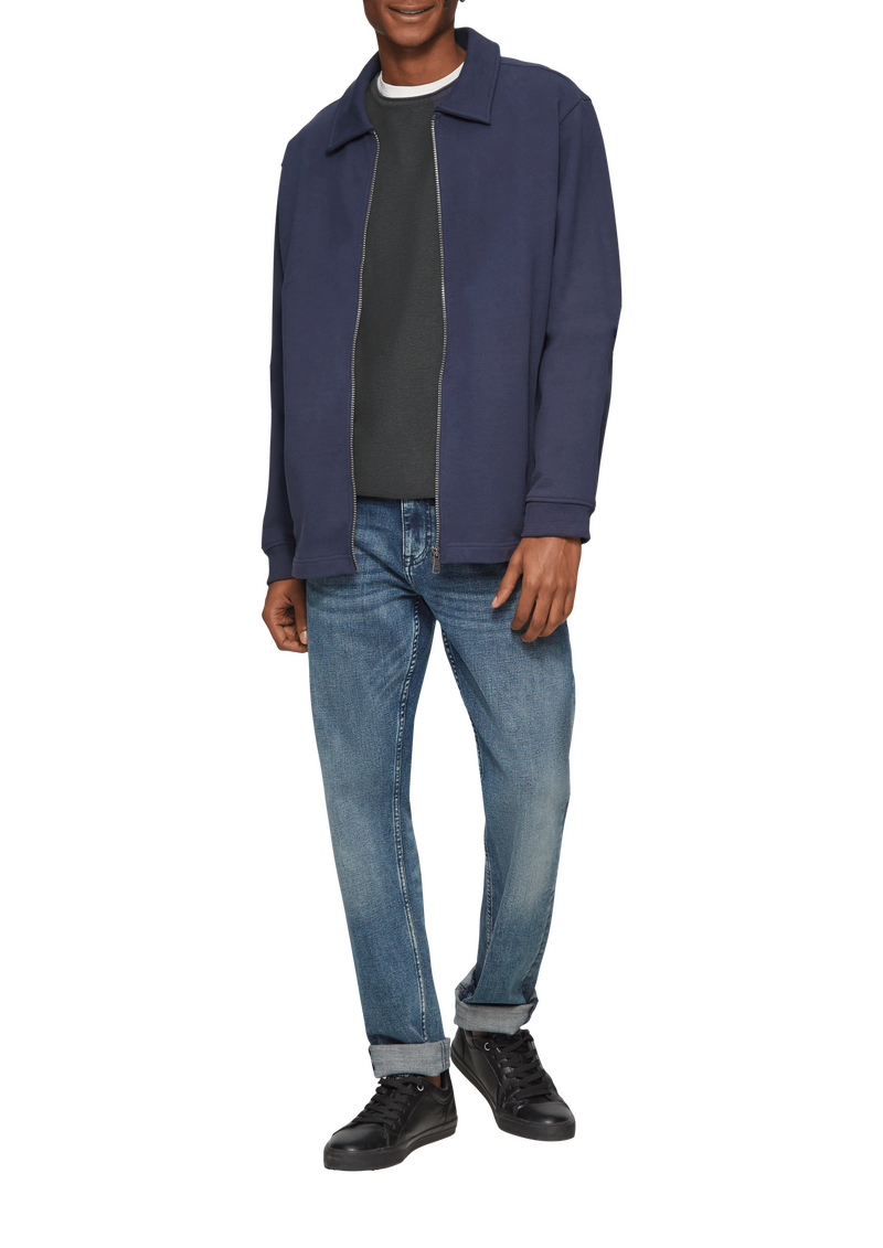 Gewaschener Strickpullover mit Rollsaum