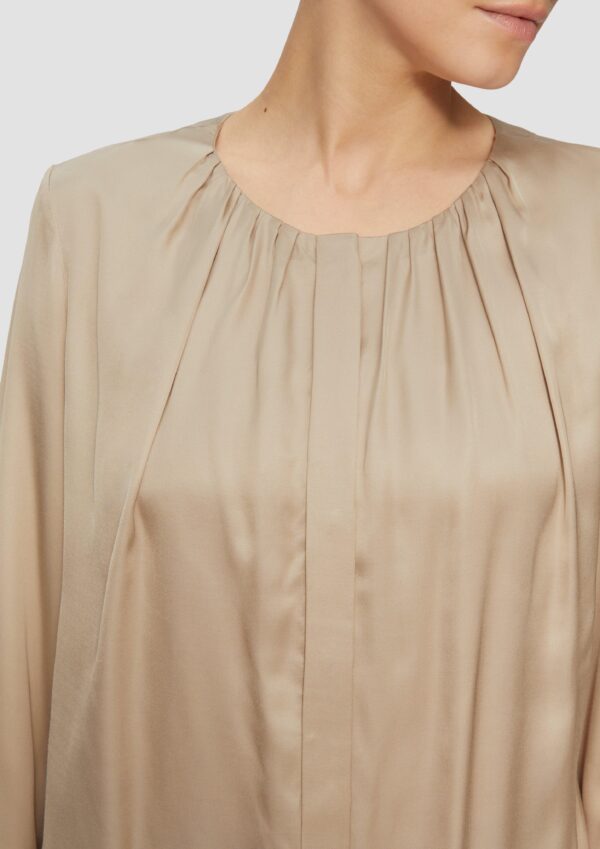 Satinbluse mit Raffung und verdeckter Knopfleiste