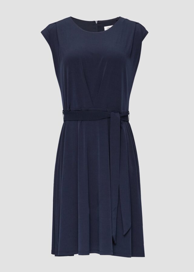Ausgestelltes Jersey-Kleid mit Falte und Bindegürtel