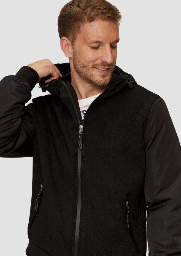 Jacke mit innovativem Materialmix und Kapuze