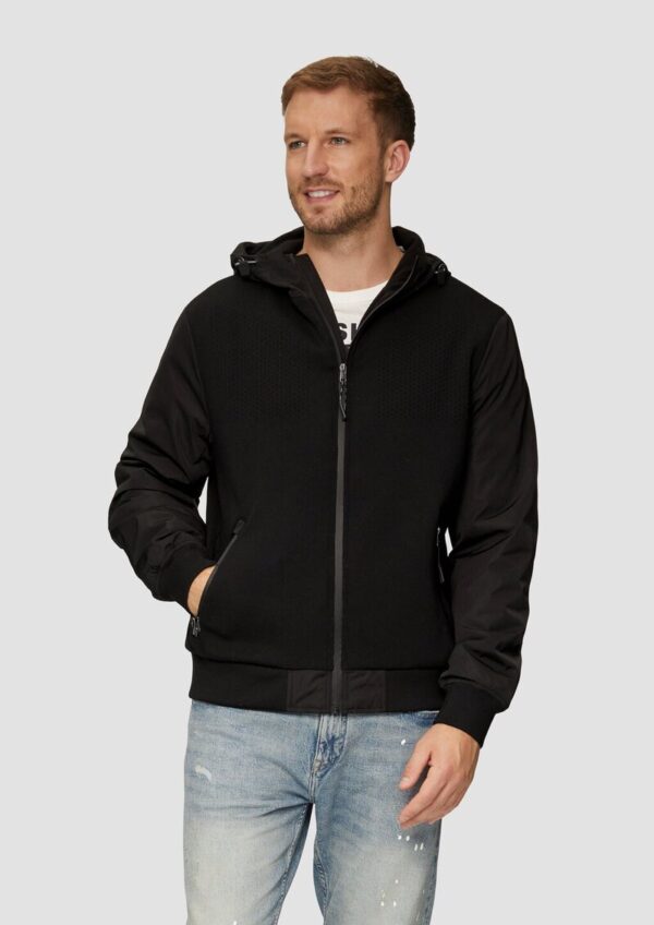 Jacke mit innovativem Materialmix und Kapuze
