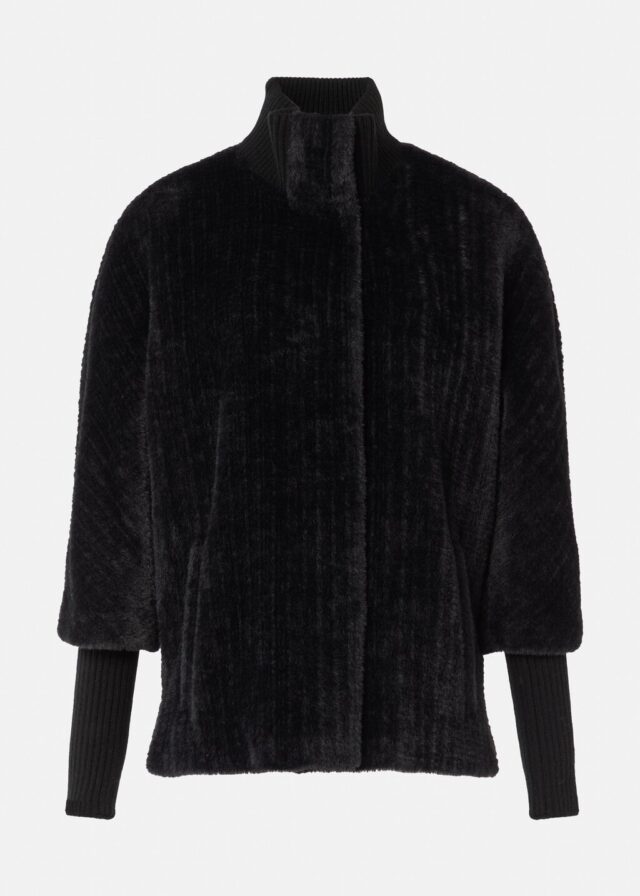 Cape aus Teddyplüsch mit Strickdetails