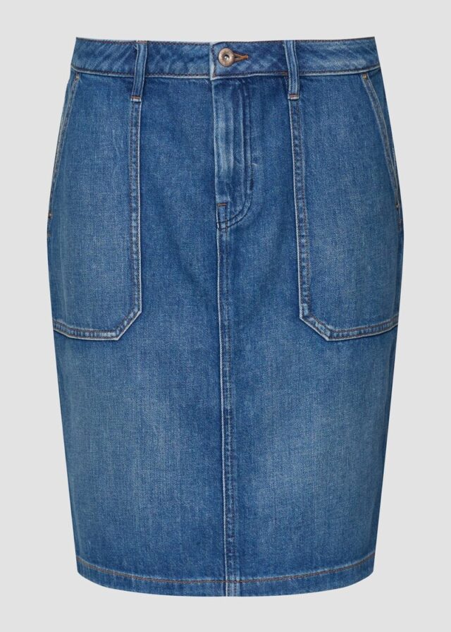 Kurzer Jeansrock mit aufgesetzten Taschen