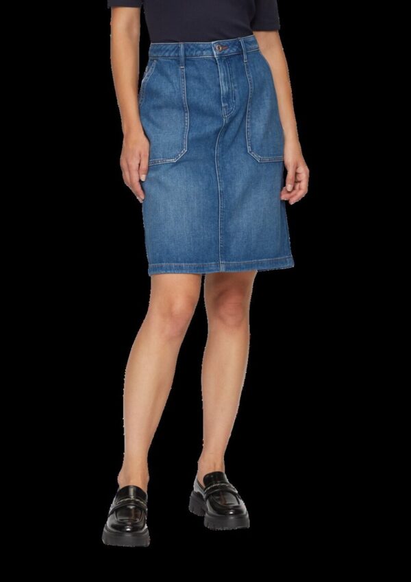 Kurzer Jeansrock mit aufgesetzten Taschen