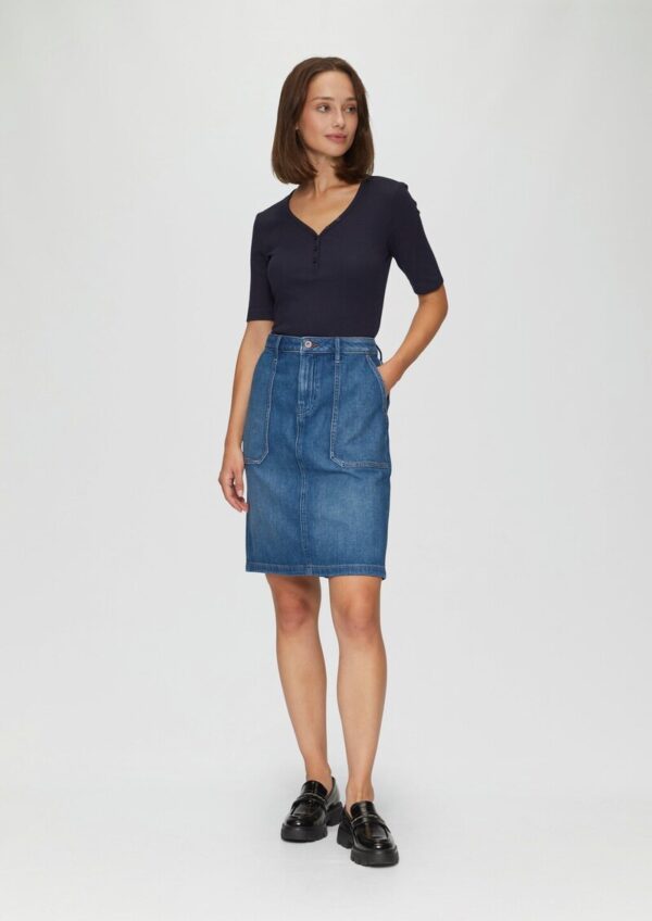 Kurzer Jeansrock mit aufgesetzten Taschen