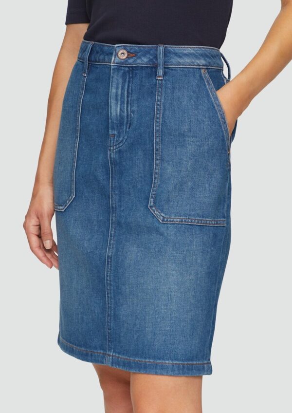 Kurzer Jeansrock mit aufgesetzten Taschen