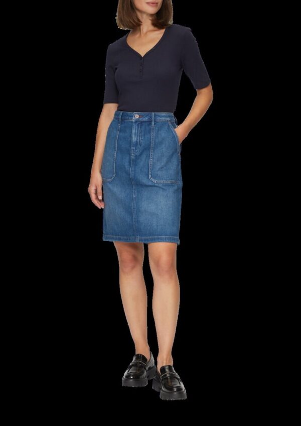 Kurzer Jeansrock mit aufgesetzten Taschen