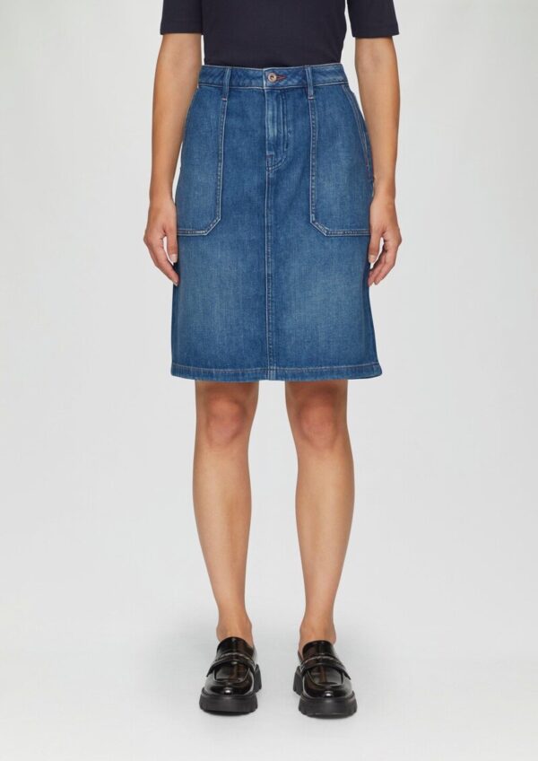 Kurzer Jeansrock mit aufgesetzten Taschen