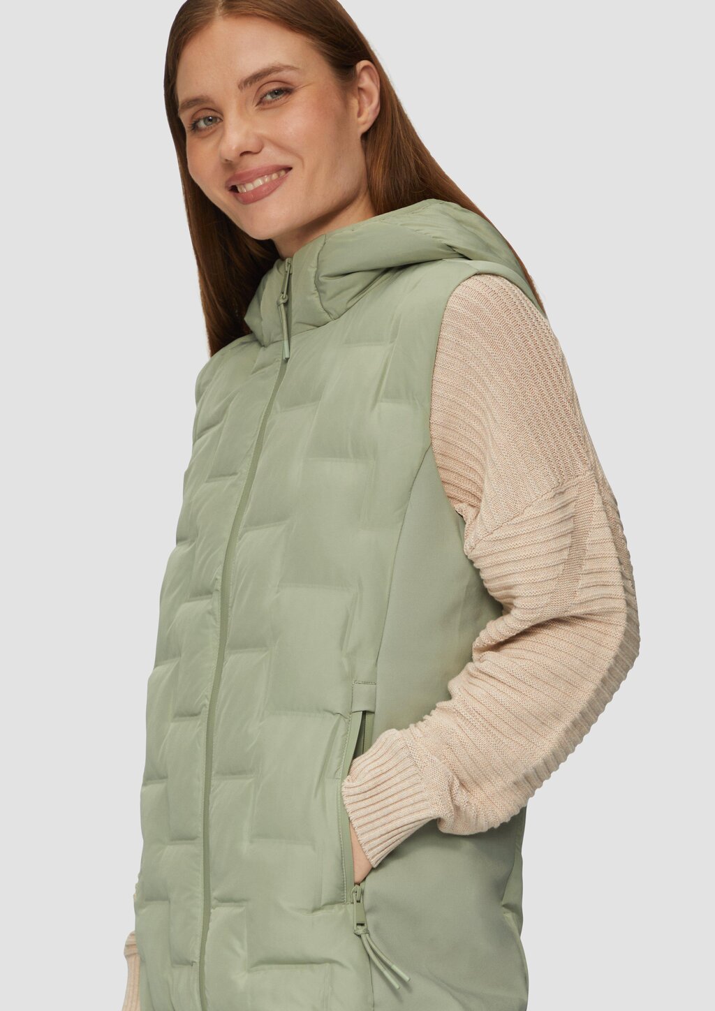 Leichte Weste im Fabricmix mit Prägung