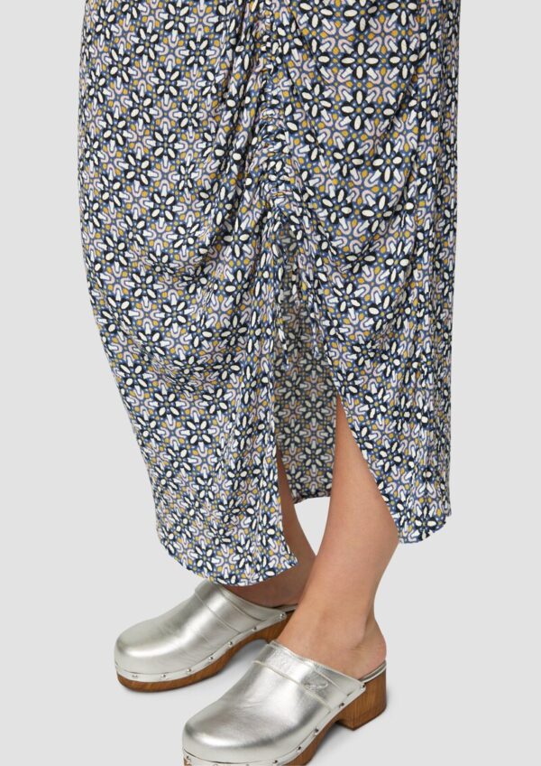 Gemusterter Midirock mit verstellbarer Raffung