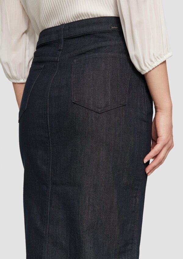 Vorne geschlitzter Jeansrock in Midi-Länge