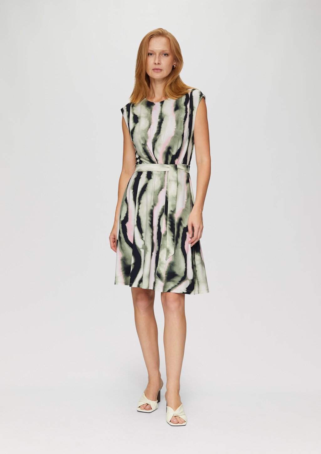 Ausgestelltes Jersey-Kleid mit Falte und Bindegürtel