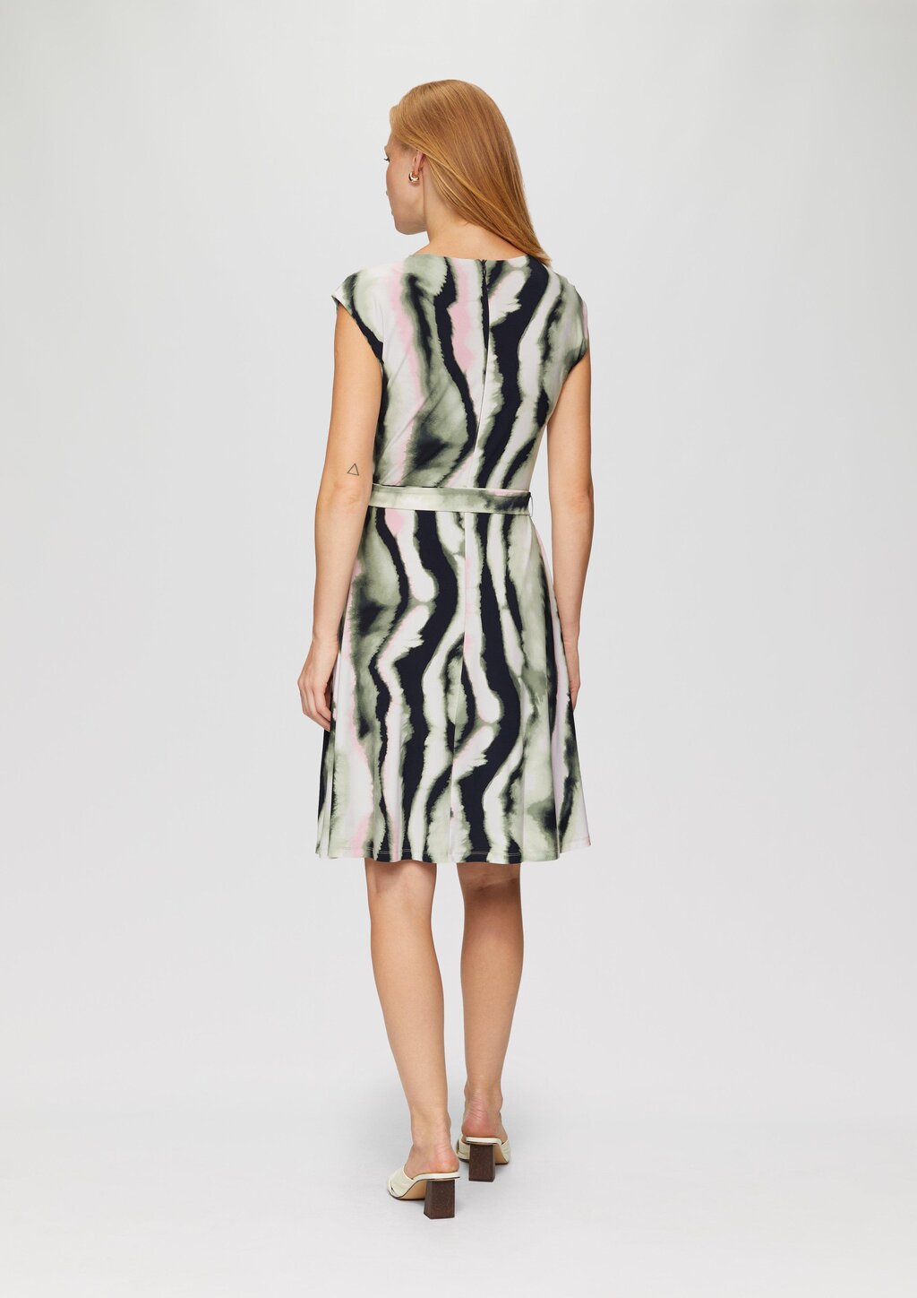 Ausgestelltes Jersey-Kleid mit Falte und Bindegürtel