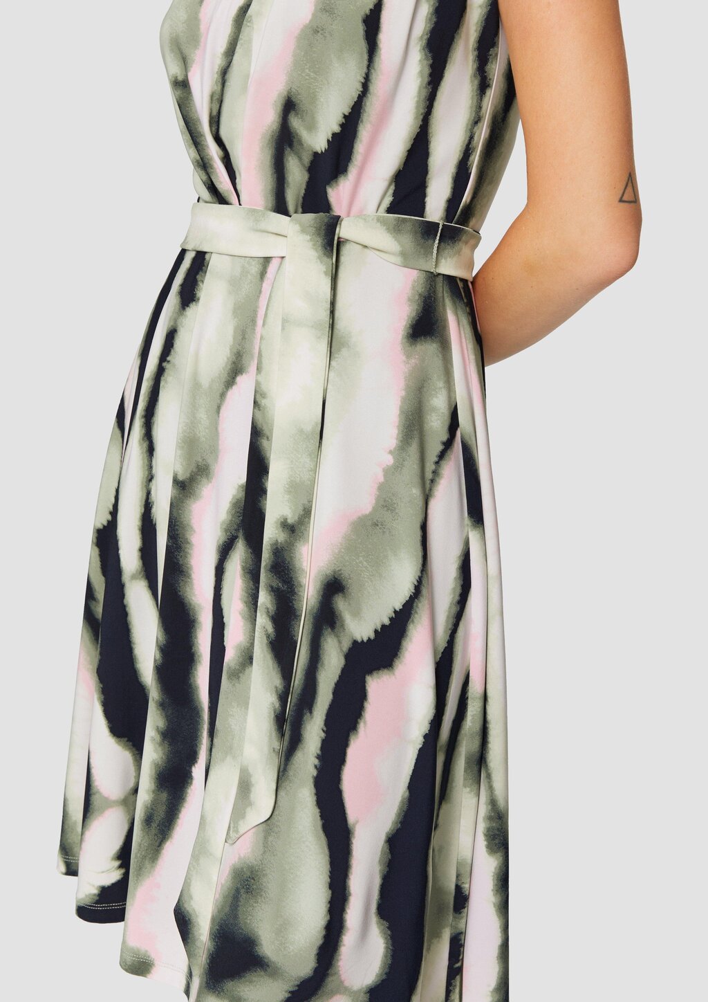 Ausgestelltes Jersey-Kleid mit Falte und Bindegürtel