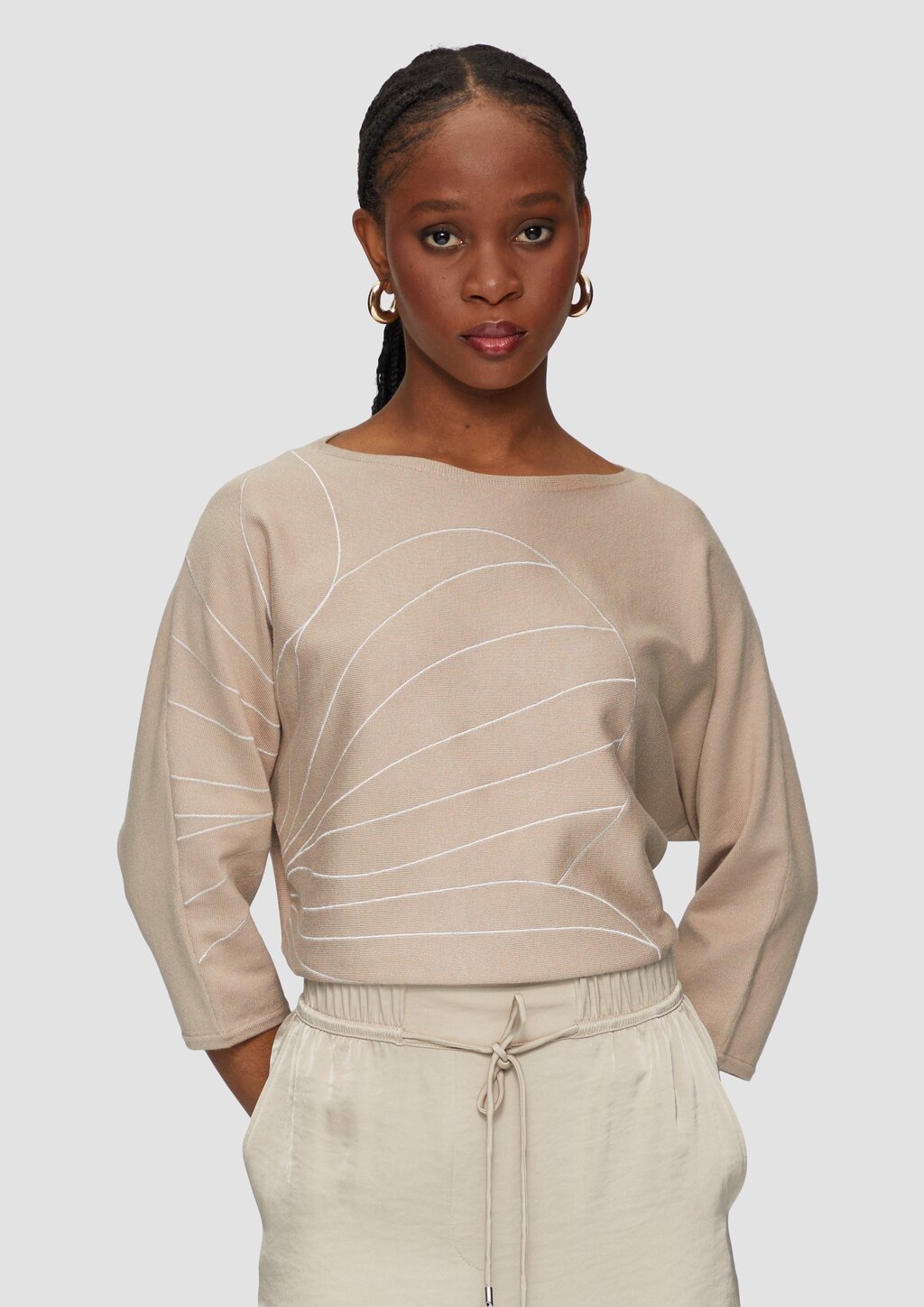 Strickpullover mit Fledermausärmeln und floraler Stickerei