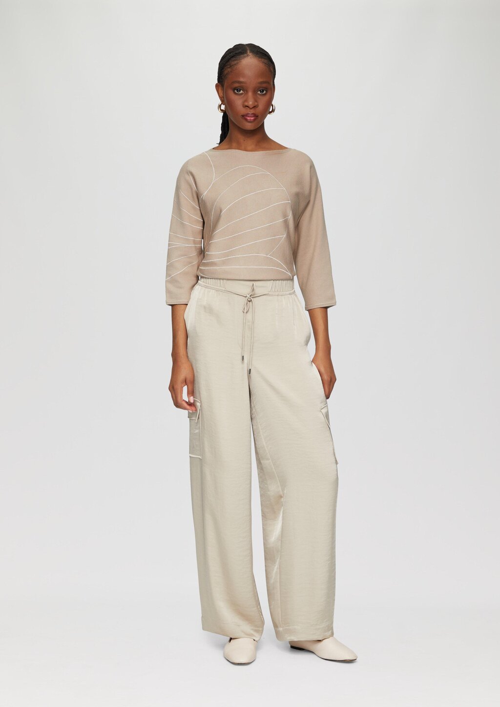 Strickpullover mit Fledermausärmeln und floraler Stickerei