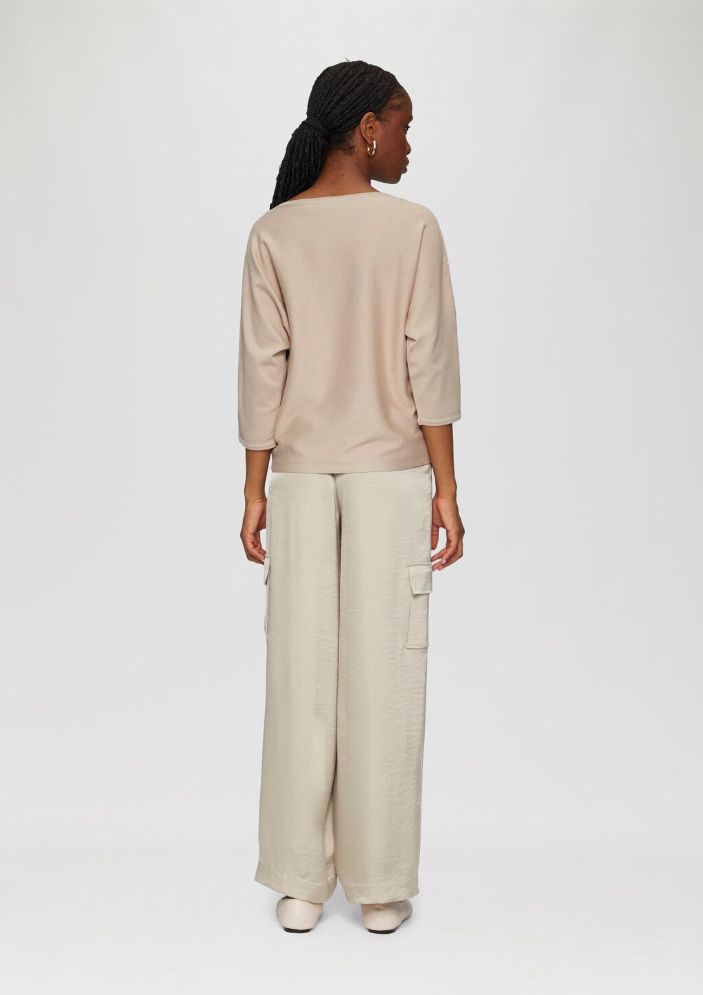 Strickpullover mit Fledermausärmeln und floraler Stickerei