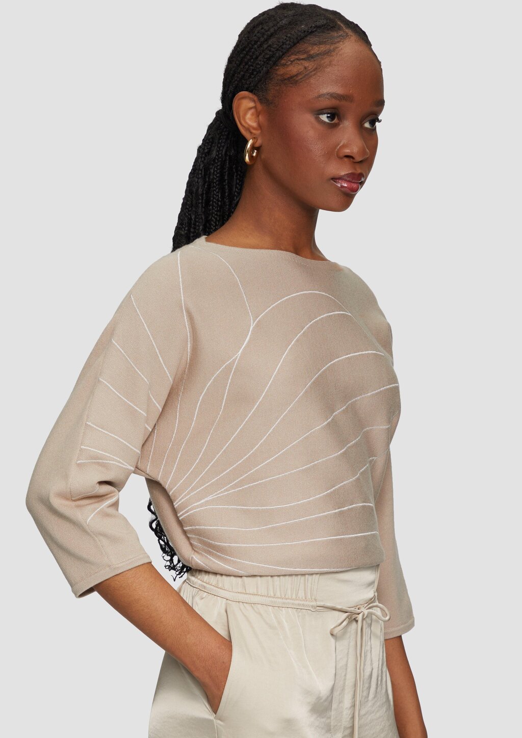 Strickpullover mit Fledermausärmeln und floraler Stickerei