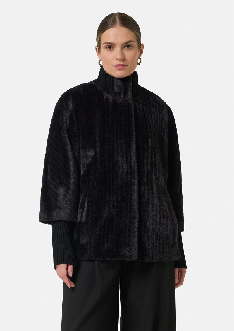 Cape aus Teddyplüsch mit Strickdetails