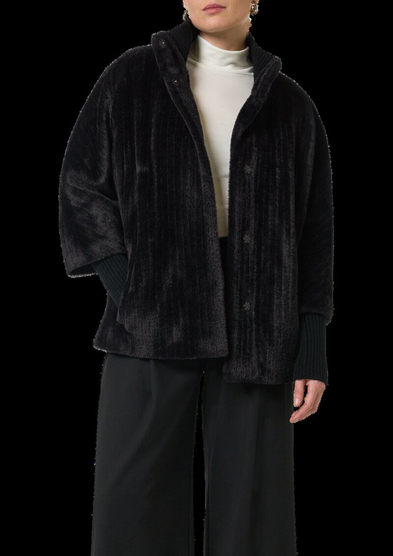 Cape aus Teddyplüsch mit Strickdetails