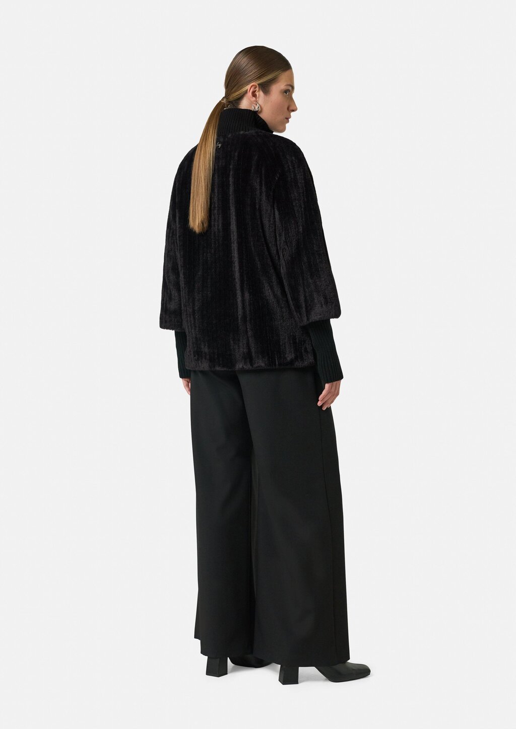 Cape aus Teddyplüsch mit Strickdetails