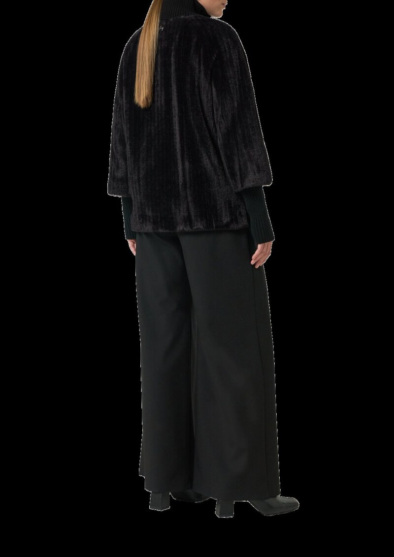 Cape aus Teddyplüsch mit Strickdetails