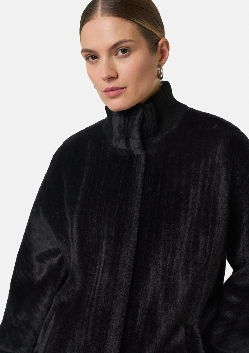 Cape aus Teddyplüsch mit Strickdetails